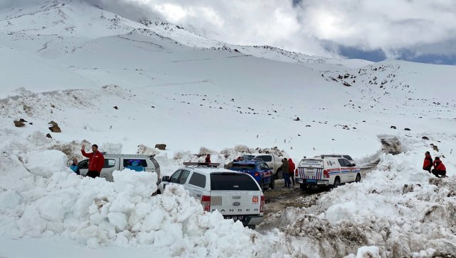 Ağrı Dağı’nda 4.700 metrede kayıp dağcı için ekipler zamana karşı yarışıyor