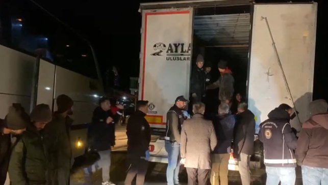 Ağrı’dan İstanbul İstikametine Giden Mühürlü Tırın Dorsesinden 75 Göçmen Çıktı