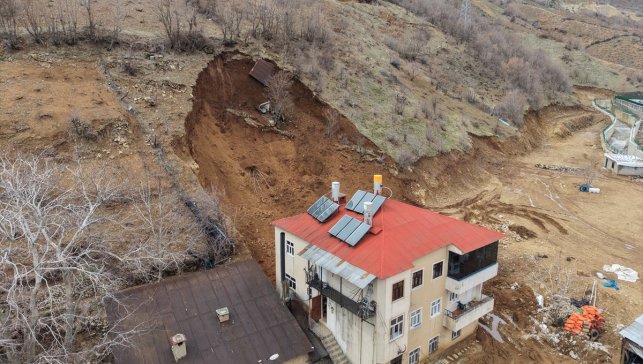 Hakkari’de Gece Heyelanı: 3 Katlı Evin Alt Katı Hasar Gördü