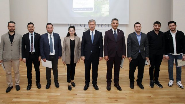 AİÇÜ’de kurumsal akreditasyon katkısı sunan personele teşekkür belgesi verildi