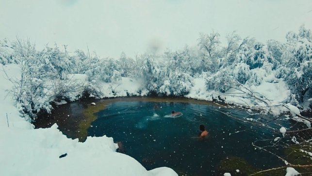 Muhteşem manzarada üç arkadaş kar yağışı altında gölette yüzdü