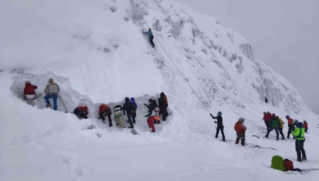 Palandöken'de buz tırmanışı eğitimi başarıyla gerçekleşti