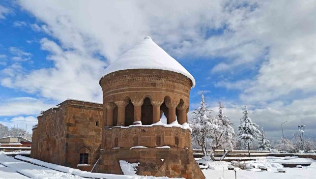 Ahlat'ta tarih beyaza büründü