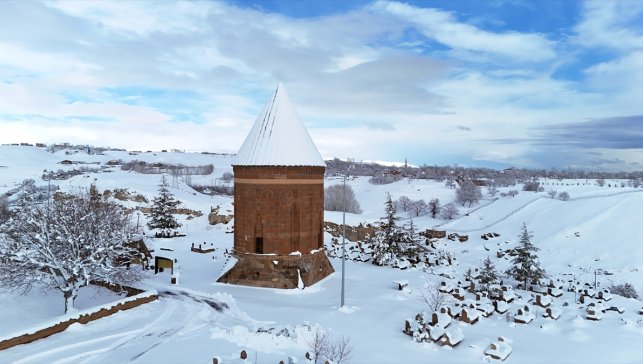 Bitlis'te tarihi yapılar karla kaplandı