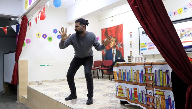 Öğrencilere kitap sevgisi ve afet bilinci aşılamak için kırsaldaki okulları geziyor