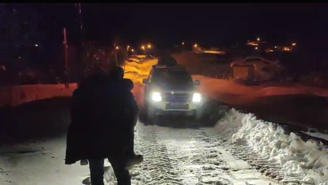 Muş'ta kapanan köy yolu şeker hastası için açıldı