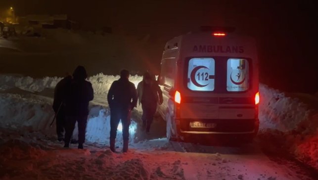 Erzincan'da kardan kapanan köy yolunda zamanla yarış