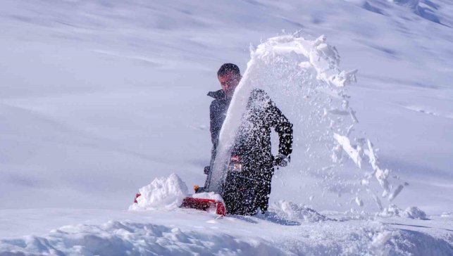 Erzurum'da kar yağışı durdu, çilesi devam ediyor