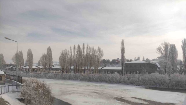 Ardahan'da kar yerini soğuk havaya bıraktı