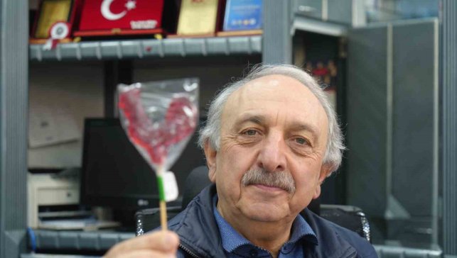 10 yıldır her Ramazan'da iftarlık olarak horoz şekeri dağıtıyor