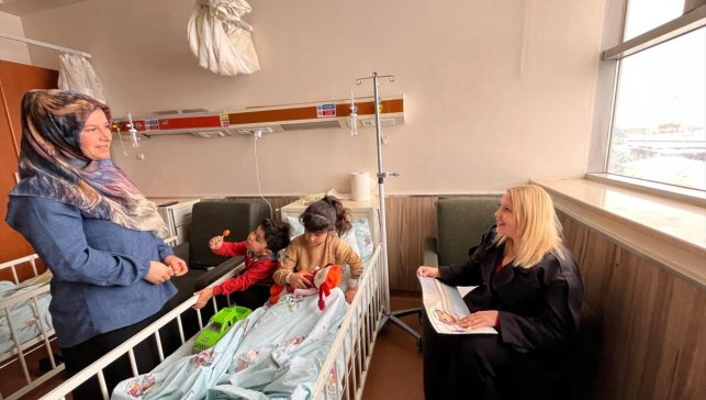 Bitlis'te tedavi gören çocuklara oyuncak ve kitap dağıtıldı