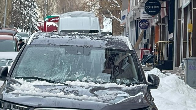 Ardahan'da üzerine kar ve buz kütlesi düşen otomobilde hasar oluştu