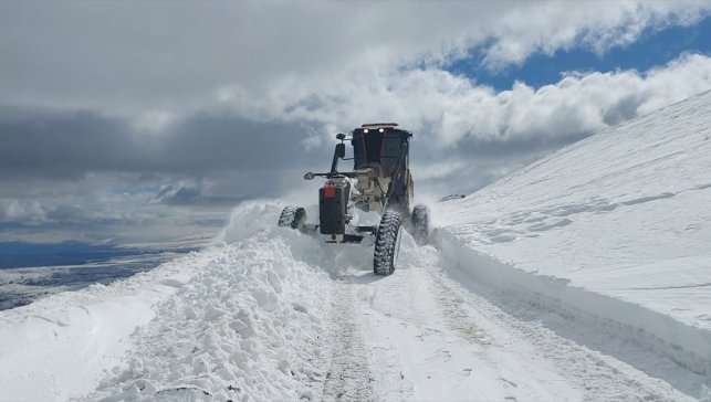 Iğdır'da kardan kapanan köy yolları ulaşıma açıldı