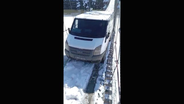 Kars'ta asma köprüde minibüs mahsur kaldı