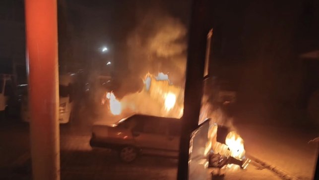 Bingöl'de park halindeki araç alevlere teslim oldu