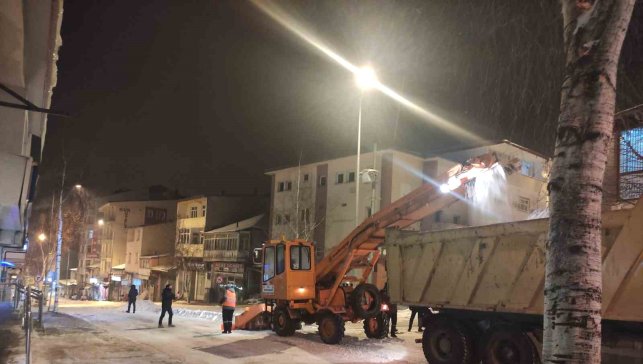 Ardahan Belediyesi karla mücadelesini sürdürüyor