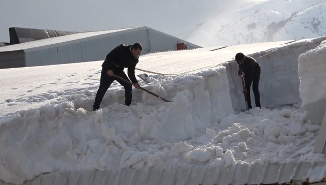 Bitlis'te çatılarda yoğun mesai