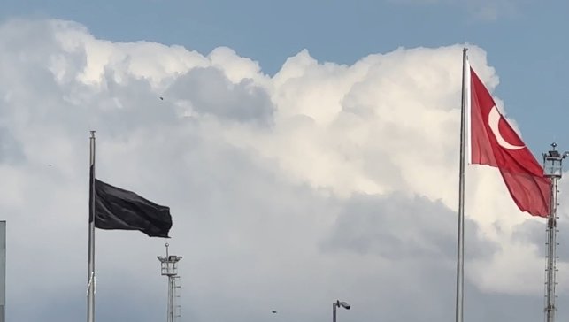 Esendere Sınır Kapısı'nda kısıtlama: İran tarafında dev siyah bayrak dikkat çekti