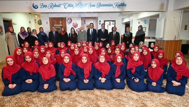 Kur'an kursu öğrencileriyle iftar yaptılar