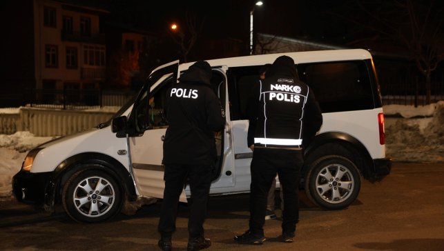 Erzurum'da hassas burunlu köpeklerin desteğiyle narkotik uygulama yapıldı