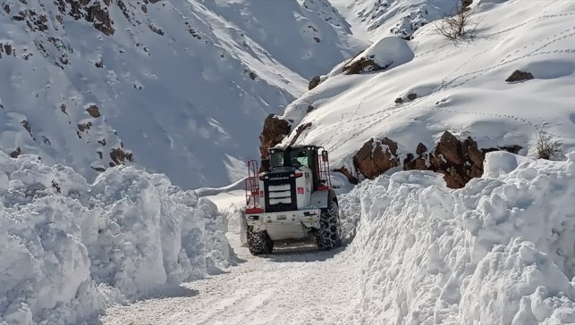 Yüksekova'da kapalı mezra yolu ulaşıma açıldı