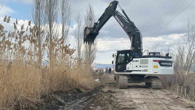 Tuzluca'da 10 kilometrelik sulama hattı temizleniyor