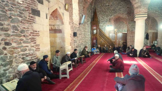 Muş'taki asırlık camide mukabele geleneği yaşatılıyor