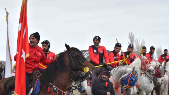 Aşkale'nin kurtuluş bayramında cirit coşkusu