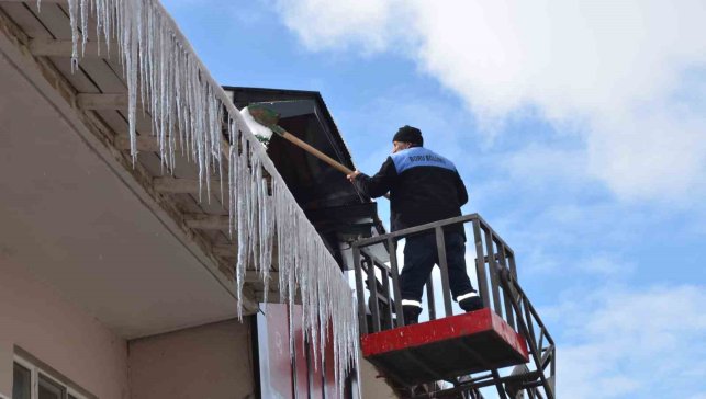 Tercan'da buz sarkıtları temizlendi