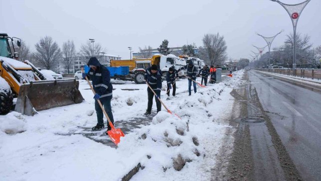 Erzincan'da karla mücadele çalışmaları sürüyor