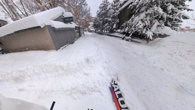 Adanalı genç diş hekiminin karla kaplı Erzurum sokaklarında snowboard keyfi
