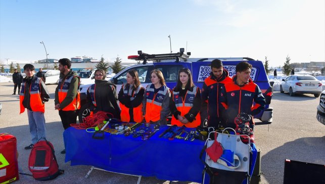 Van'da üniversite öğrencileri afetlere karşı bilgilendiriliyor