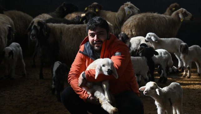 Üniversiteli genç, devlet desteğiyle başladığı hayvancılıkta söz sahibi olmak istiyor