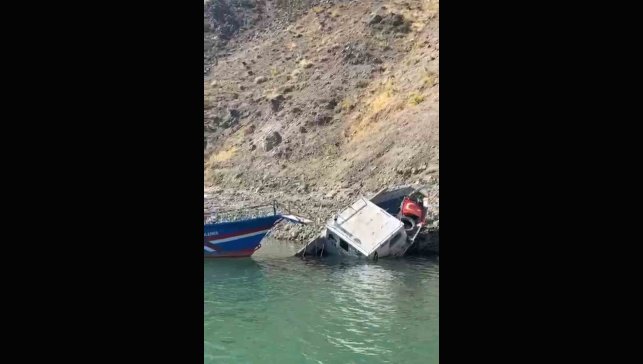 Elazığ'da fırtınaya dayanamayan tekne suya gömüldü