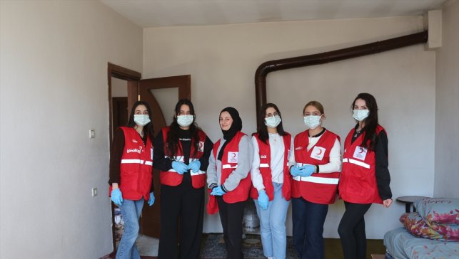 Doğubayazıt'ta Kızılay gönüllüleri yaşlı kadının evini temizleyerek bayrama hazırladı 