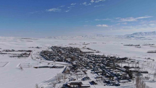 Van'da karla gelen güzellik: Yerleşim yerleri beyaz gelinliğini giydi