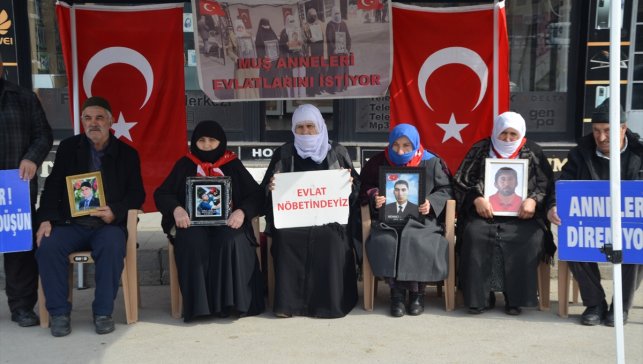 Muş'ta evlatlarına kavuşmak isteyen aileler, DEM Parti önündeki eylemlerini sürdürdü