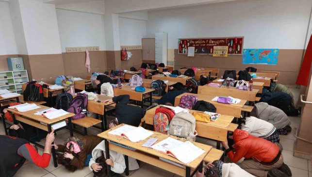 Bingöl'de öğrencilere deprem tatbikatı