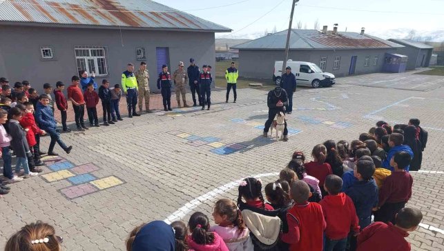 Muş'ta jandarmadan öğrencilere güvenlik ve trafik eğitimi