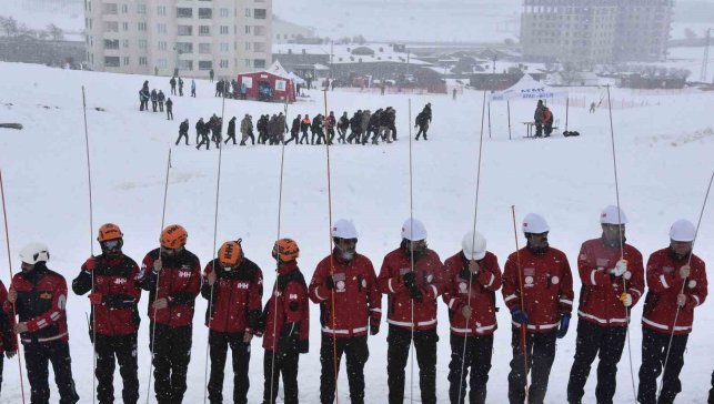 Bitlis'te çığ tatbikatı gerçeğini aratmadı