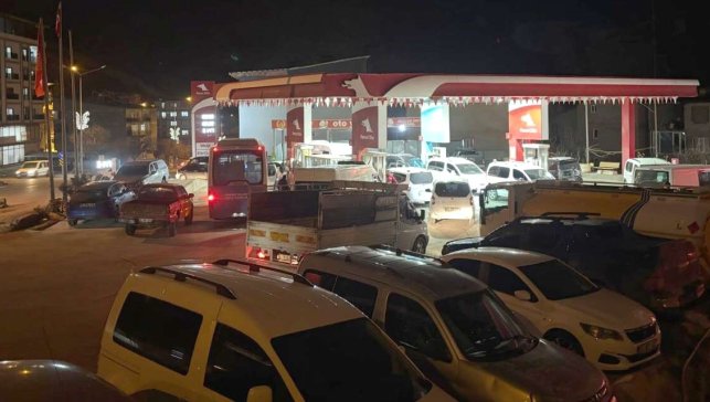 Hakkari'de akaryakıt kuyruğu: Zam beklentisi istasyonları doldurdu