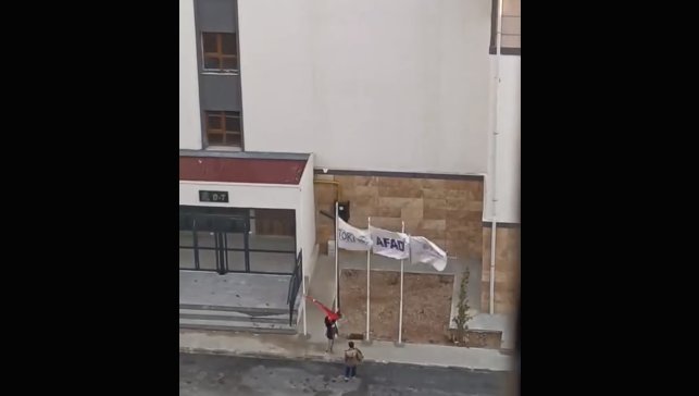 Elazığ'da iki küçük kalpten Türk bayrağına büyük vefa