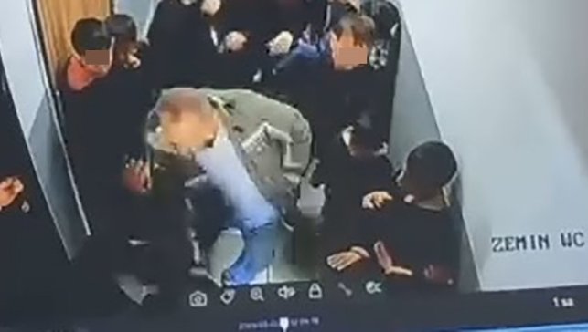 Van'da okulda dehşet: Çocuğuna kartopu atan öğrenciyi koridorda darp etti