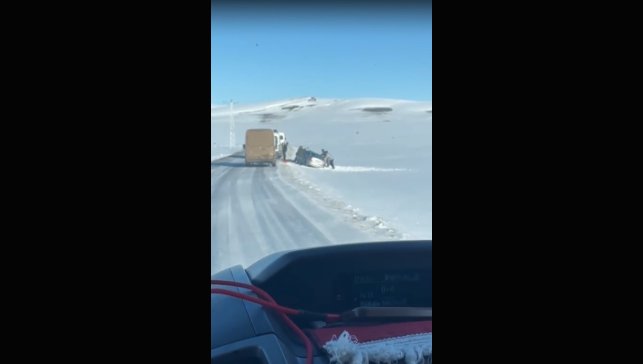 Arpaçay'da yoldan çıkan aracı köylüler el birliğiyle kurtardı