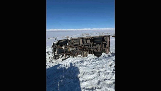 Kars'ta kamyon şarampole devrildi: 1 yaralı