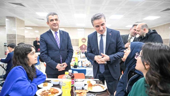 Vali Baruş öğrencilerle iftar yaptı