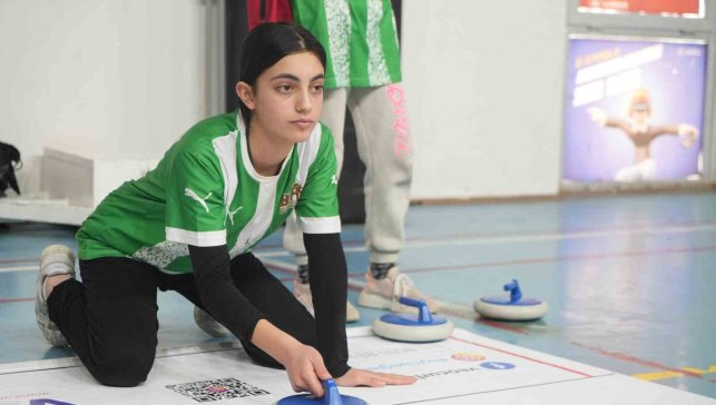 Iğdır'da öğrenciler floor curling ile tanışıyor