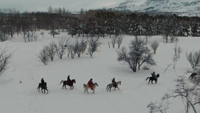 Erzincan'da sınırları zorlayan kış macerası: Atlı snowboard safarisi