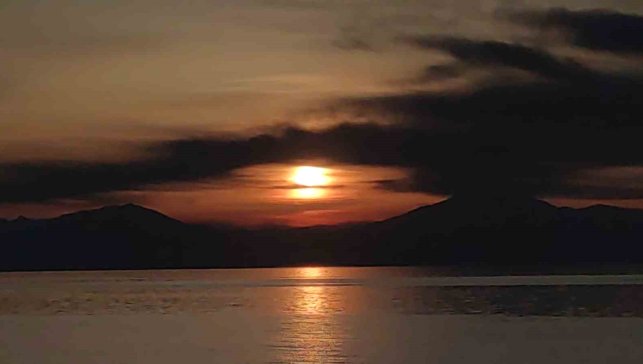 Van'da gökyüzü nöbet değişimi: Güneş çekildi, ay sahneye çıktı