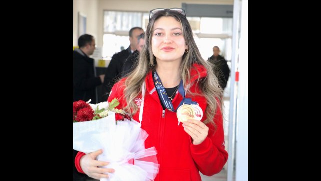 Avrupa Şampiyonu milli atıcı Damla Köse, memleketi Erzurum'da çiçeklerle karşılandı